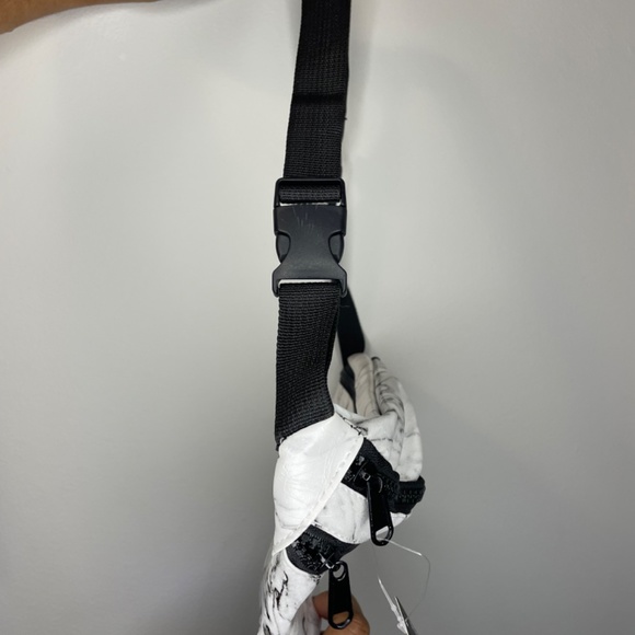 Black and White Fannypack - Picture 3 of 4
